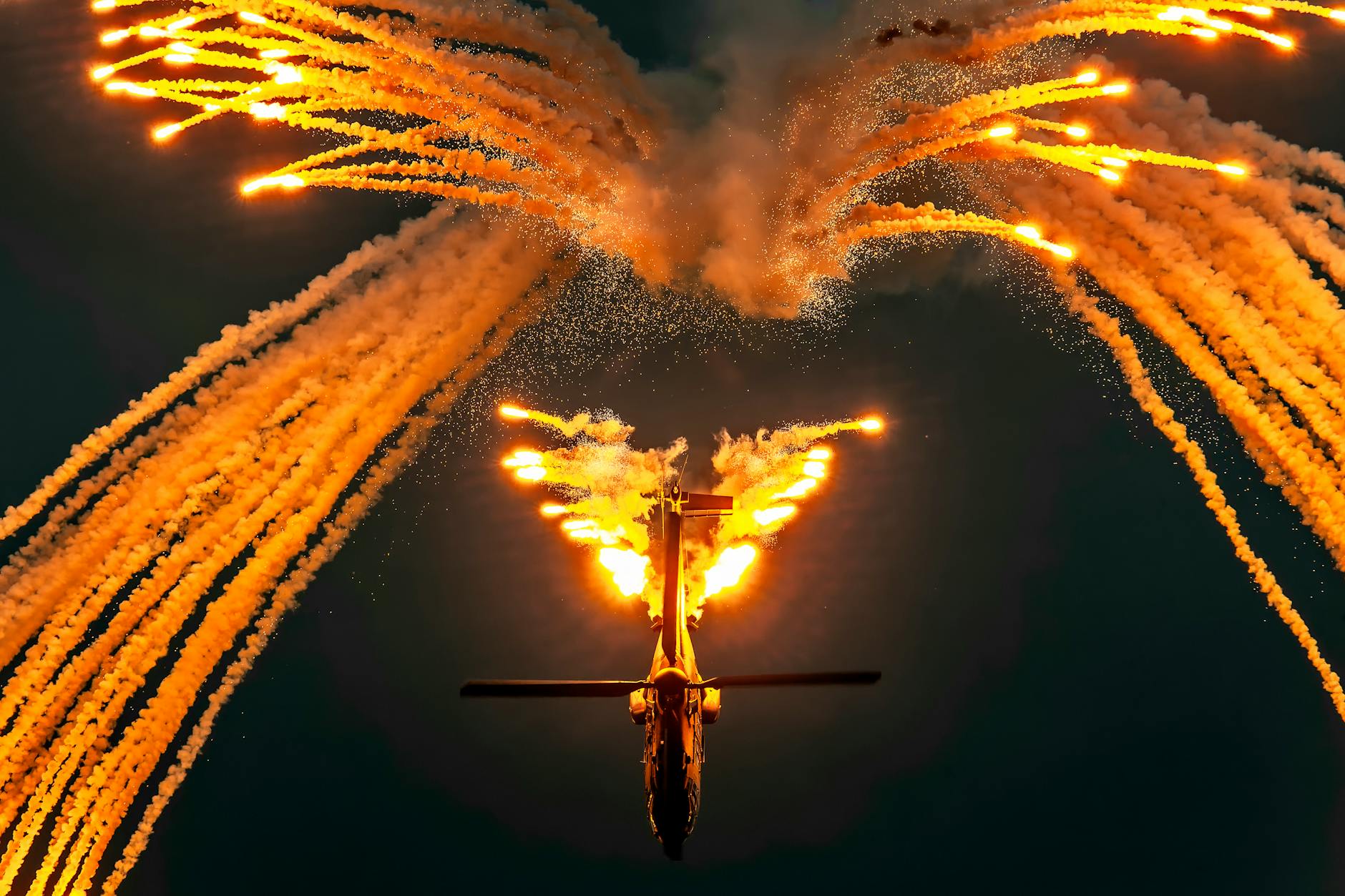 Znak drogowy "Apteka" symbolizujący dostępność leków w Lesznie, obok ikona projektora filmowego.