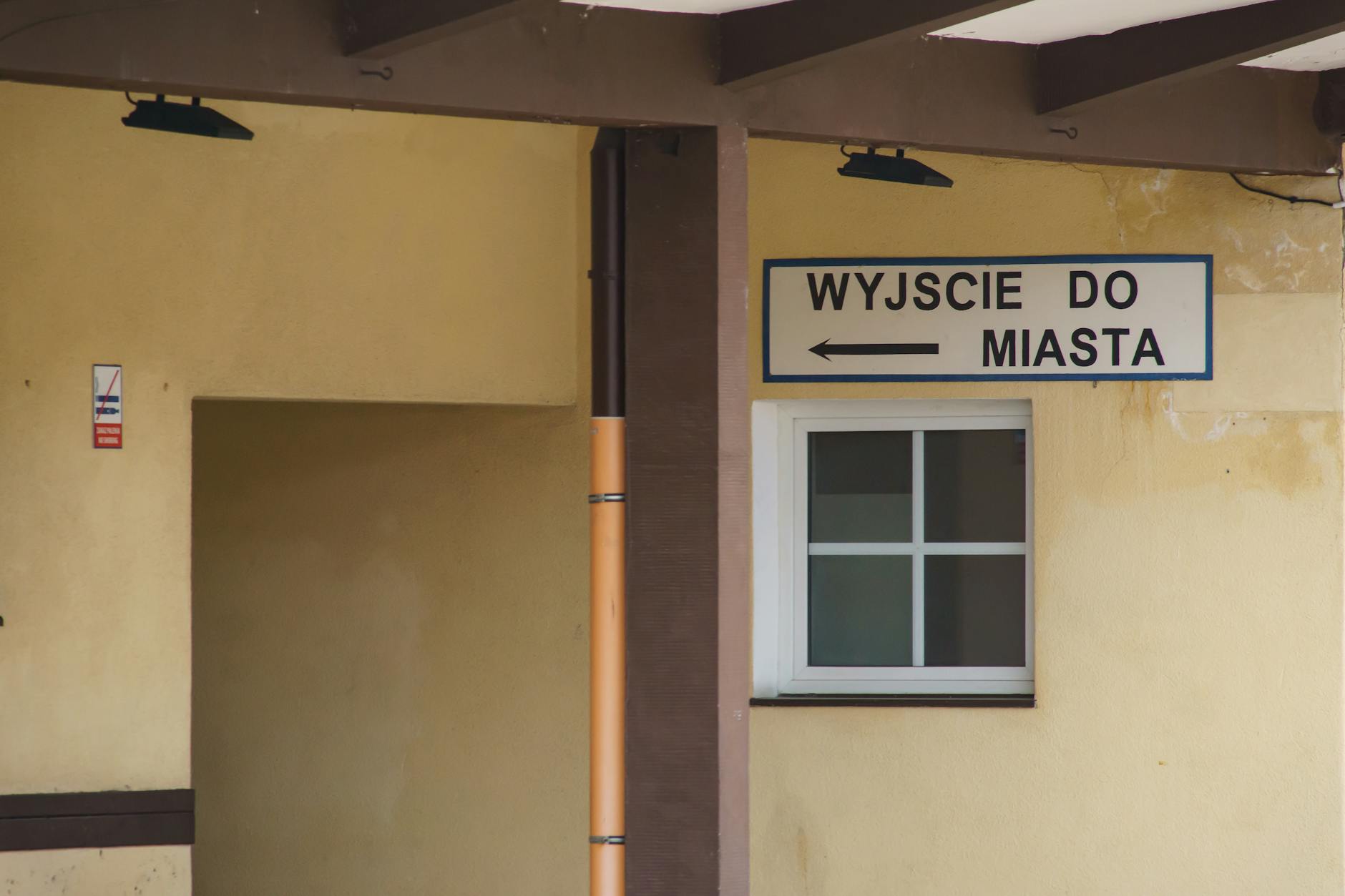 Mapa z zaznaczonymi punktami usługowymi w Lesznie, ilustrująca infrastrukturę miasta Leszno