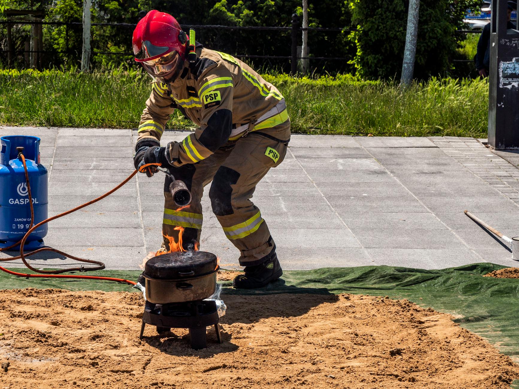 Szkolenie z ratownictwa chemiczno-ekologicznego w Lesznie - uczestnicy w strojach ochronnych przygotowani do zagrożeń chemicznych